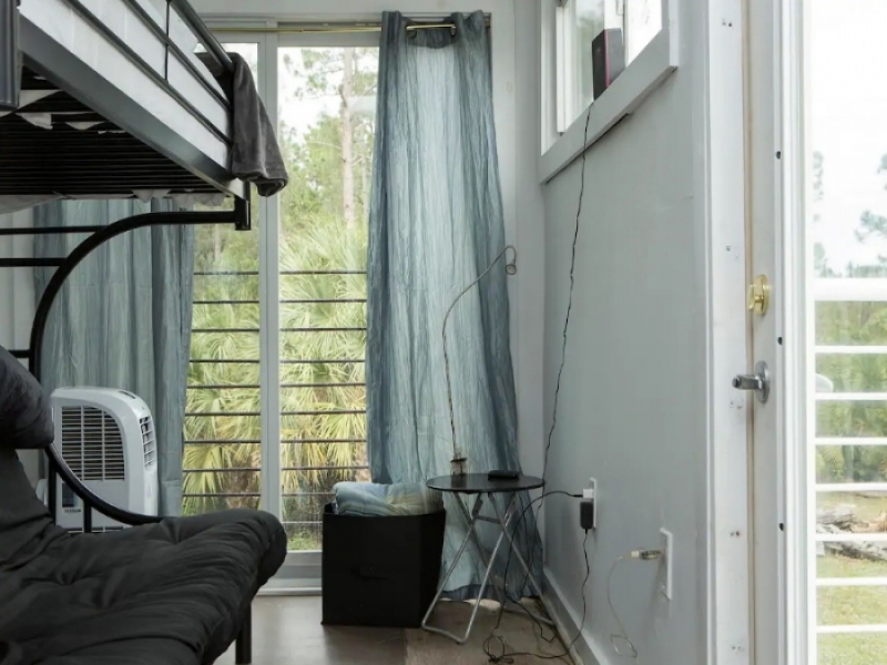 La casa de contenedores marítimos en Jupiter Farms - Dormitorio con litera y sillón
