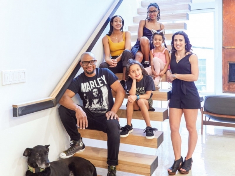 Cómo los propietarios de Harlem Underground construyeron una casa familiar sobre su restaurante - La feliz familia en la escalera de rieles