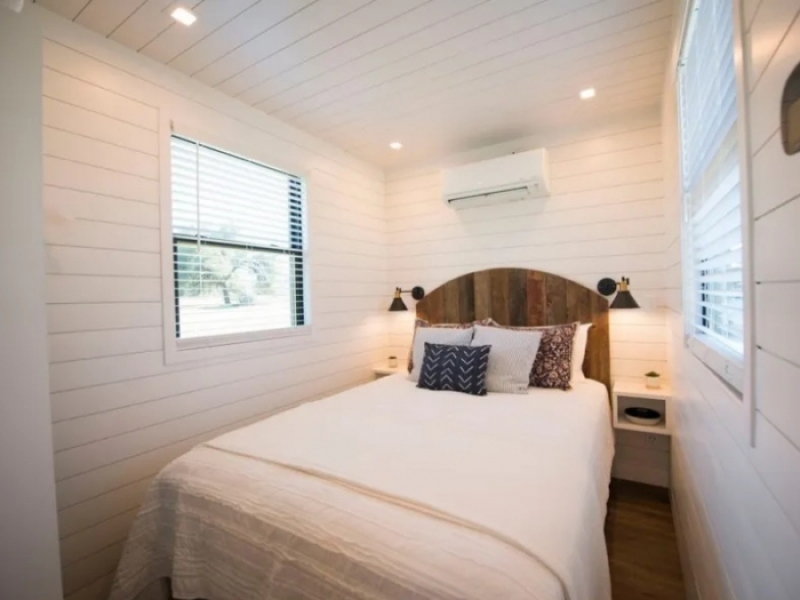Casa contenedor pequeña pero de lujo con patio en el techo de Texas - l dormitorio con cama con colchon Hilton Queen.