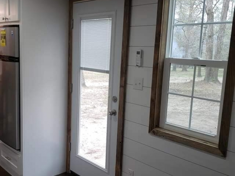 Contenedor de envío rústico Casa pequeña - Puerta de acceso y ventana