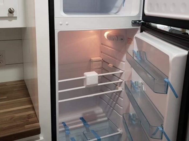 Contenedor de envío rústico Casa pequeña - Cocina (refrigerador)