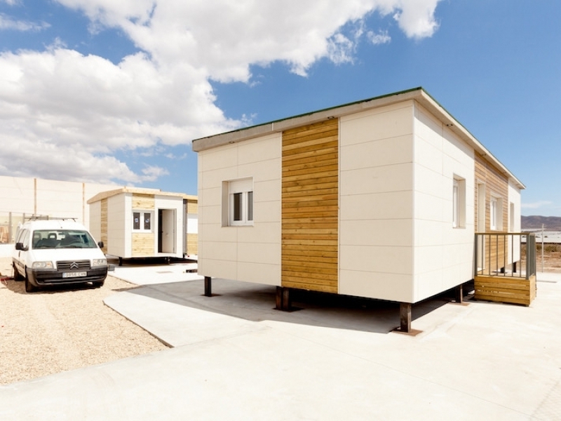 Casas prefabricadas con contenedores - Sobre tabiques de madera y plataforma