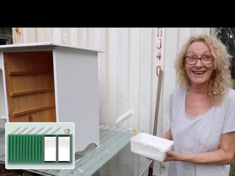 Un plan para construir una casa de contenedores Bush - Paul Chambers - La emocionada Sara Chambers nos arreglando un mueble para su casa de contenedores