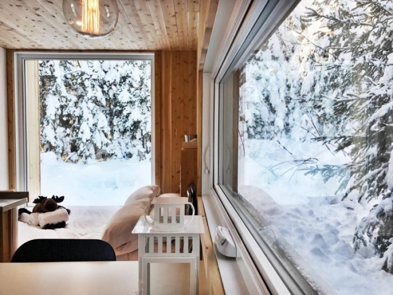 Contenedor de envío usado convertido en micro cabina minimalista - La magia de la nieve
