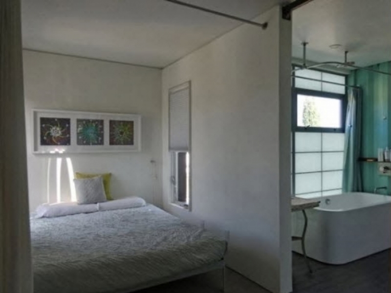 Casa autosuficiente de 2 pisos construida con cuatro contenedores marítimos - Dormitorio con baño en suite