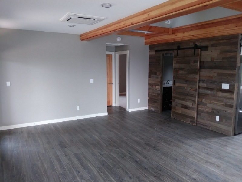 Contenedor de Lux Inicio - El gris del piso combina con los paneles grises de la pared en la sala de estar