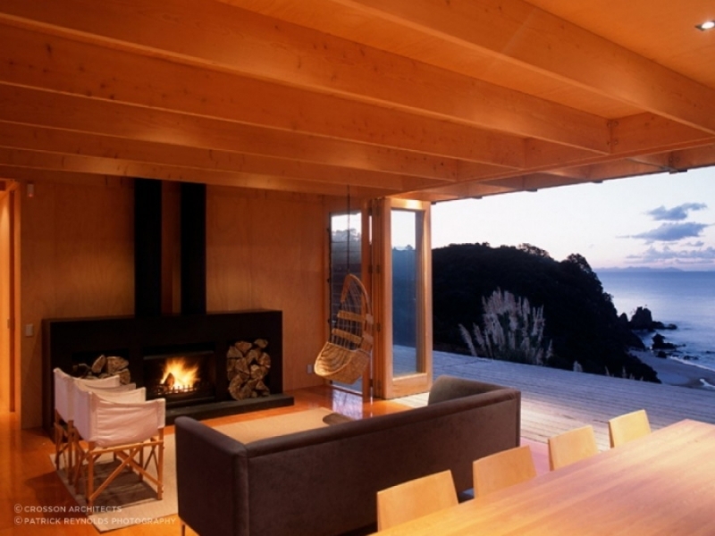 Casa-contenedor en un paraíso neozelandés - La sala de estar de diseño Exquisito y elegante se abre al impresionante paisaje oceánico.