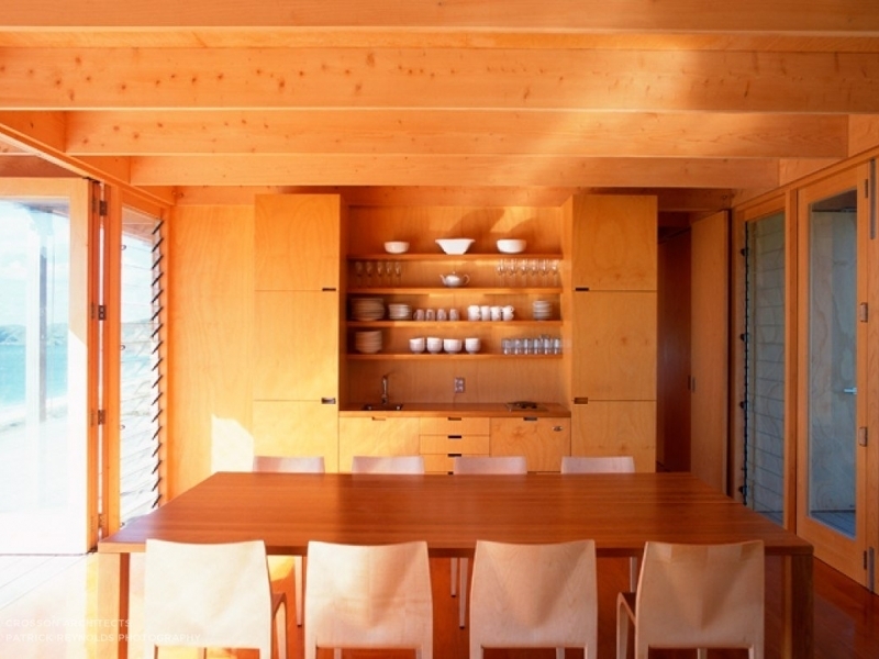 Casa-contenedor en un paraíso neozelandés - Mesa amplia de madera para 8 comensales.
