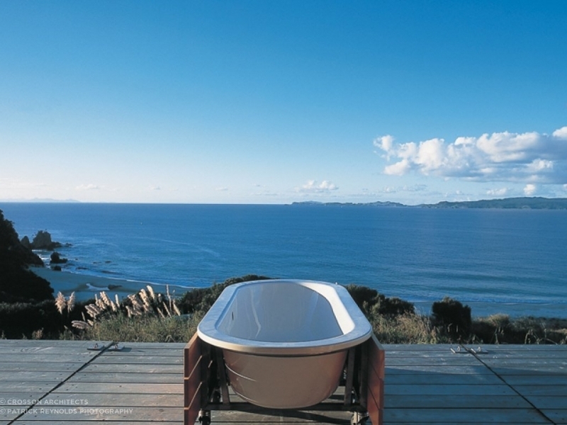 Casa-contenedor en un paraíso neozelandés - a bañera móvil y la experiencia de tomar una ducha en contacto con la naturaleza.