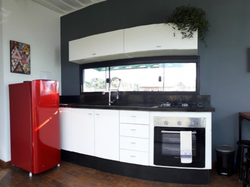 Casa container de Lorena - El rojo del refrigerador resalta en la moderna cocina.