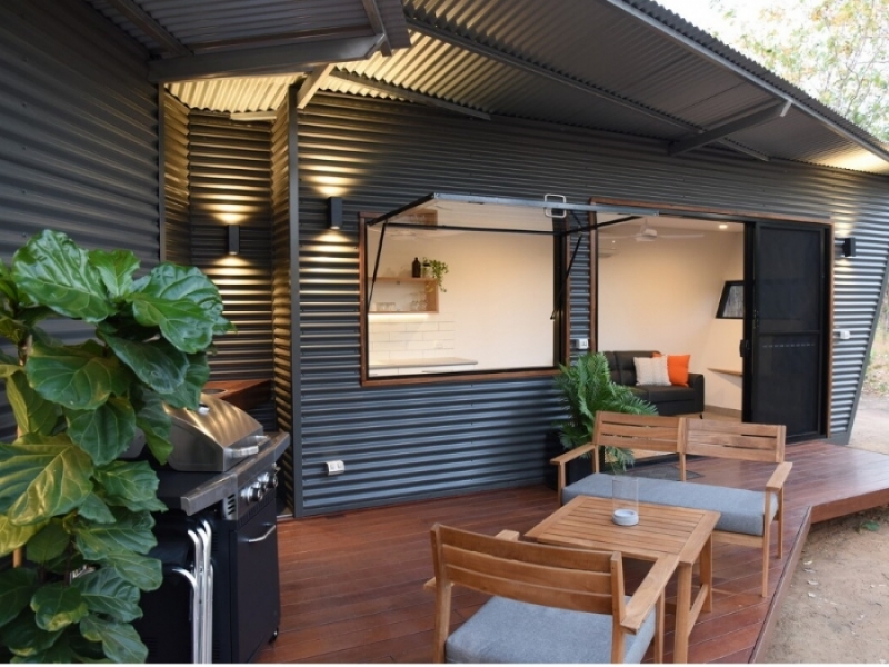 Hideaway Litchfield - La transformación de un contenedor de marítimo en una hermosa casa en Australia - La azotea en el frente combina los espacios.