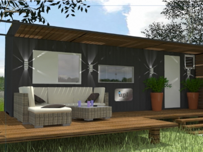 Casa Container 30m² con 2 cuartos - Azotea de madera con muebles para disfrutar del aire libre.