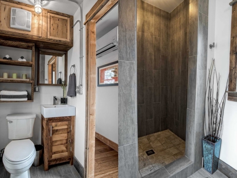 Una casa container marítimo con decoración moderna y todo lo que precisa para vivir confortablemente - Los detalles en madera también se dejan ver en el baño.