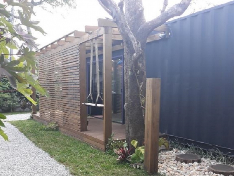 Casa de playa de contenedor en Florianópolis - La casa con su azotea de madera madera se fusiona en el paisaje natural lugar.