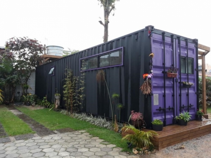 Casa de playa de contenedor en Florianópolis - Pintoresco acabado de color lila recubre el acero de sus paredes externas.