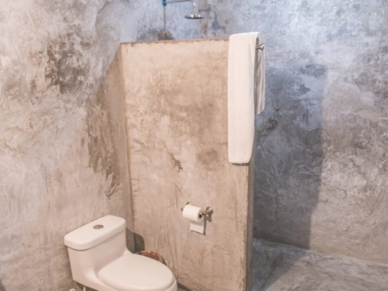 Casa contenedor de lujo Glamtainer - Las paredes sin pintar del baño, un sencillo toque original.