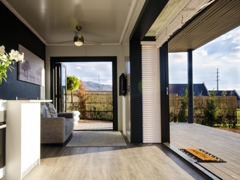 Casa contenedor maravillosamente diseñada de Ciudad del Cabo - Una gran puerta de vidrio automatizada permite el paso de la luz.