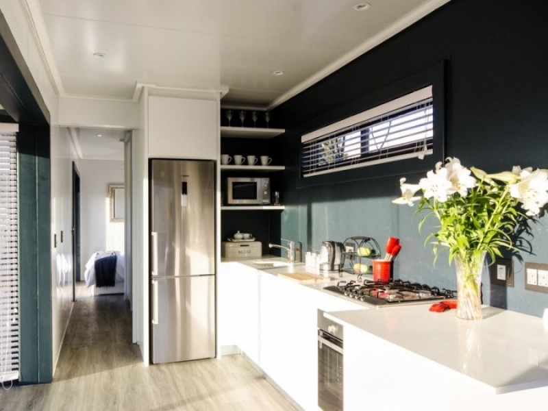 Casa contenedor maravillosamente diseñada de Ciudad del Cabo - Moderna y cómoda cocina con heladera, estufa y lavadora.
