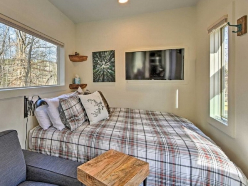 Increíble y acogedora casa contenedor de Blue Ridge - Cama doble en el dormitorio abierto
