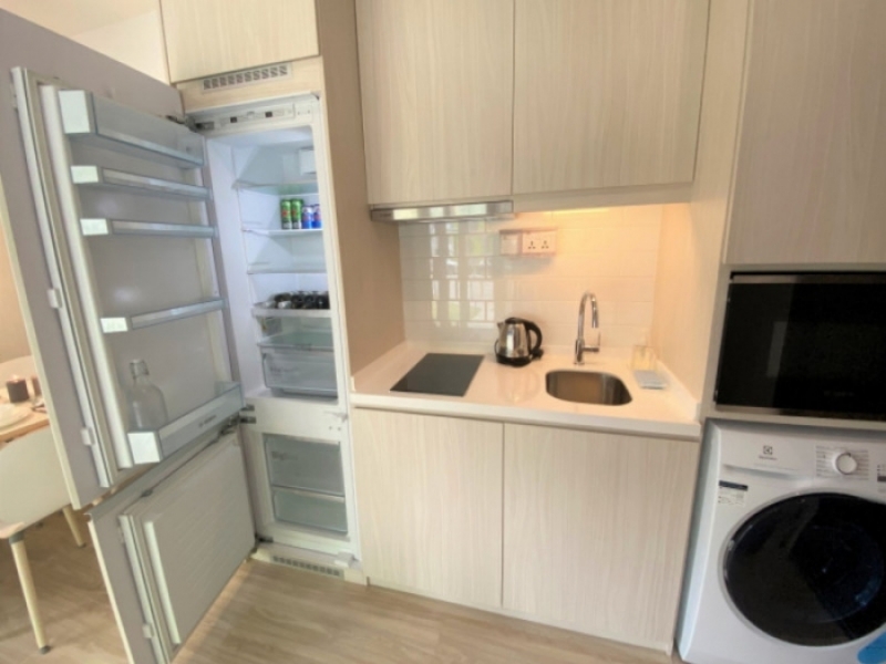 Casa contenedor marítimo - Hotel Block 77 Ayer Rajah Crescent - La cocina completa con refrigerador y compartimentos múltiples.