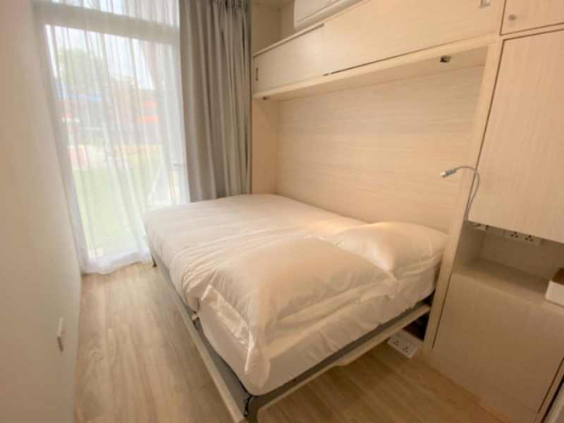 Casa contenedor marítimo - Hotel Block 77 Ayer Rajah Crescent - Cama queen size desplegable en el dormitorio.