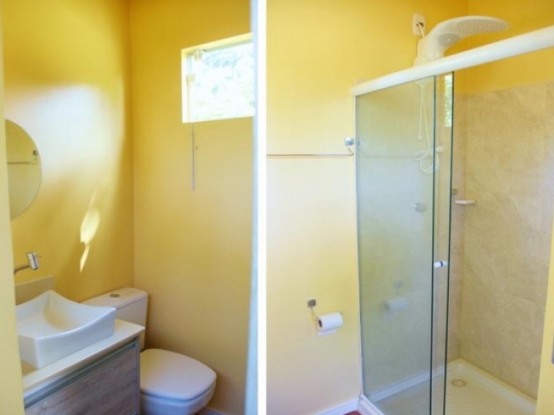 Casa Container Setemares - El acabado amarillo de las paredes da mayor luminosidad al baño.