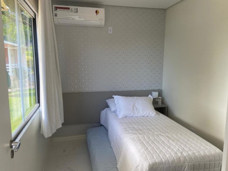 Casa container en Valle de los Viñedos en Bento Gonçalves, Brasil - La cama estilo marinera ocupa el segundo dormitorio.