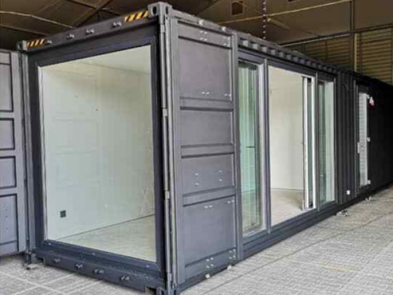 40 pies casa de vacaciones - Amplio ventanal vidriado en uno de los extremos del contenedor.