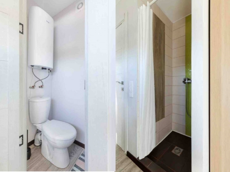 Casa contenedor romántica con vista increíble - El baño con inodoro y ducha.