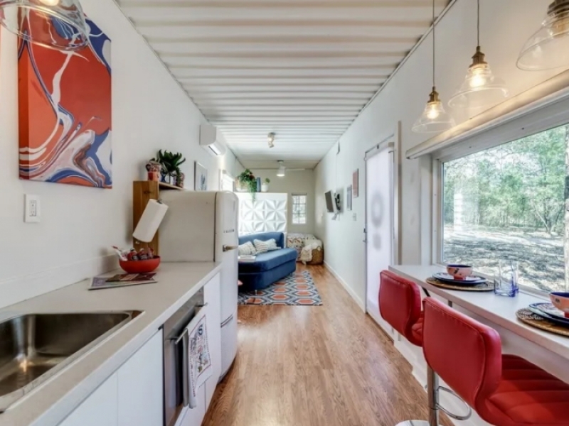 Elegante casa contenedor con combinación de blanco y madera de Texas - El decorado interno de la vivienda es simple y elegante como el exterior.