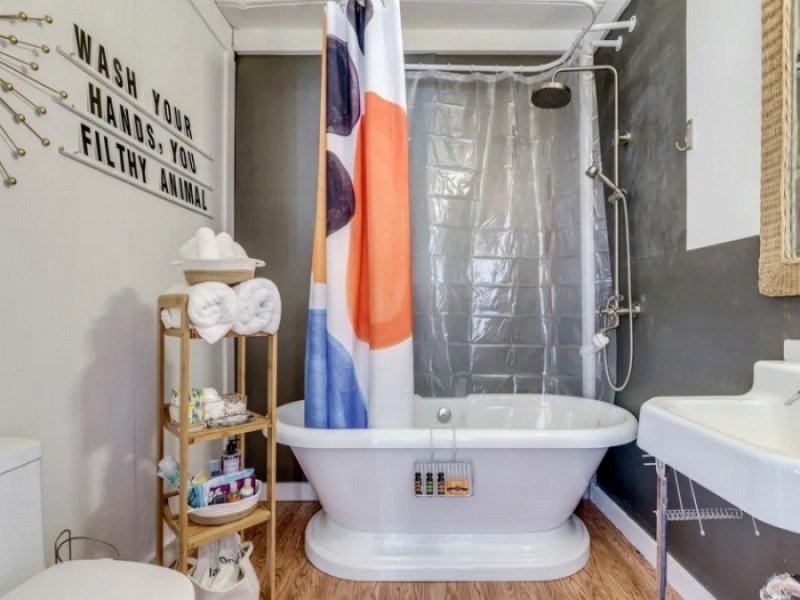 Elegante casa contenedor con combinación de blanco y madera de Texas - Tome baños relajantes en la lujosa bañadera.