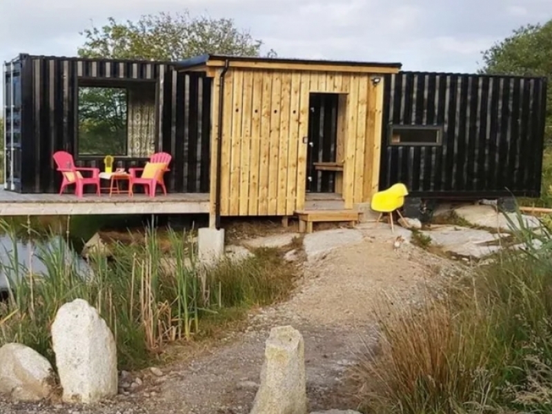 Tiny Container House en el lago costero de Irlanda