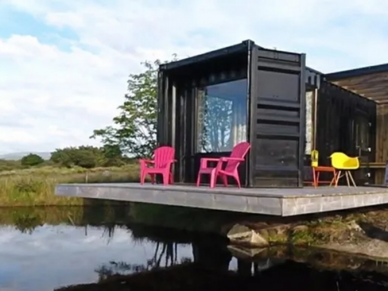 Tiny Container House en el lago costero de Irlanda - Terraza de madera sobre el lago para disfrutar de bellos atardeceres.