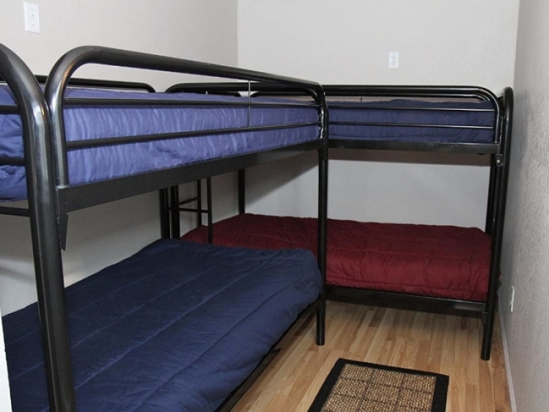 Minicasa MODS, de 40 pies - Dos camas cuchetas esquinadas en el dormitorio.