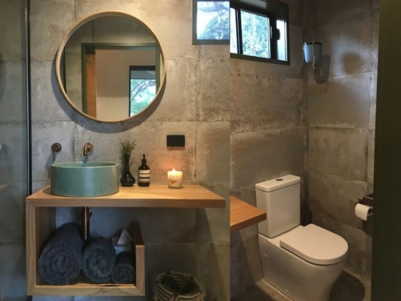 The Wilds Container Home, lujoso escape ecológico - Australia - Espejo redondo en el cómodo baño.
