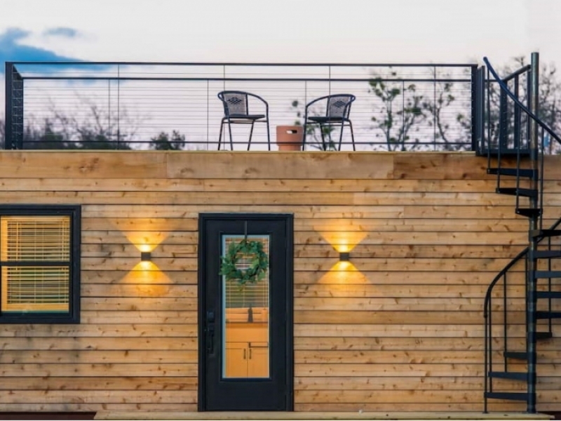 Casa contenedor pequeña pero de lujo con patio en el techo de Texas - Las estrellas de la noche son más bonitas si las observa desde la terraza.