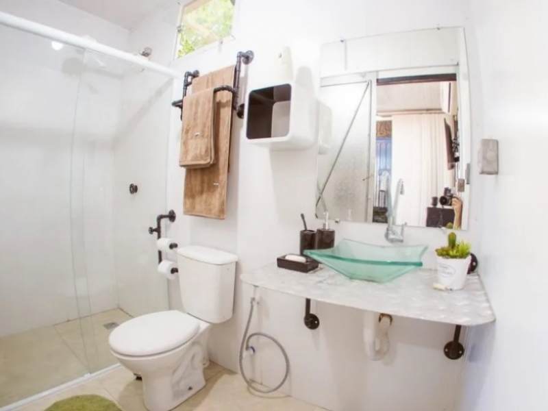 Una casa contenedor debajo de las ramas de los árboles - Brasil - Baño de lujo, completo con ducha cerrada, lavabo e inodoro.