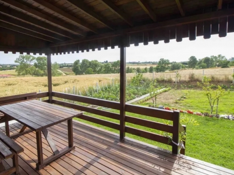 Armonía perfecta de chapa de madera y contenedor de envío - Predominio de la madera en la terraza con baranda cubierta.