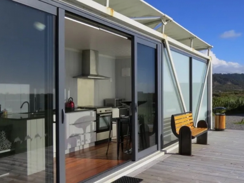 Maxi Apartment Pod - Conversión de contenedores de envío en Nueva Zelanda - Los amplios ventanales ofrecen luz natural a la vivienda.