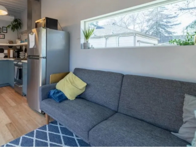 Casa contenedor de 40 pies - EE. UU. - El cómodo sofá de la sala de estar invita a un reconfortante descanso.
