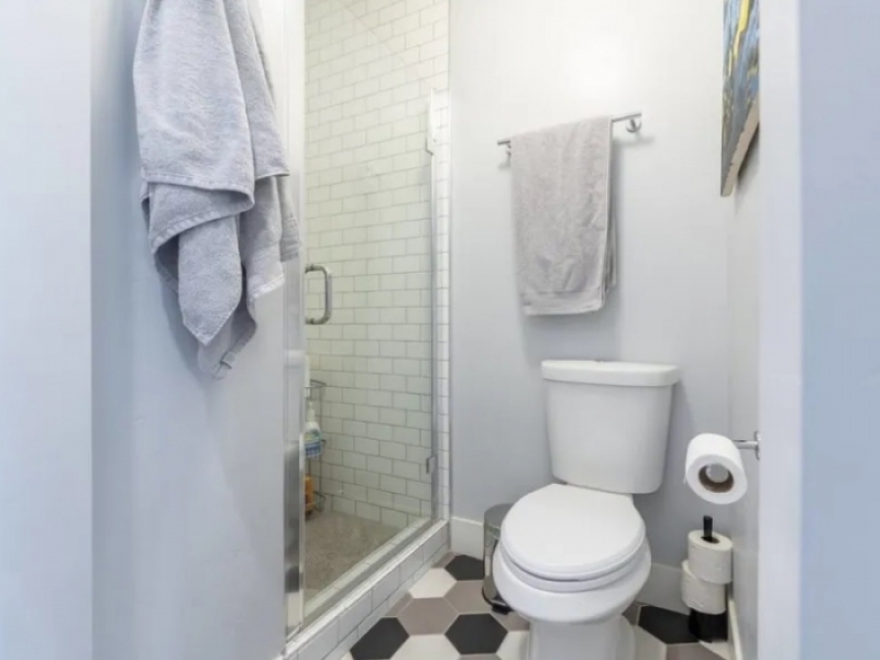 Casa contenedor de 40 pies - EE. UU. - También ducha con puerta corrediza e inodoro en el baño.