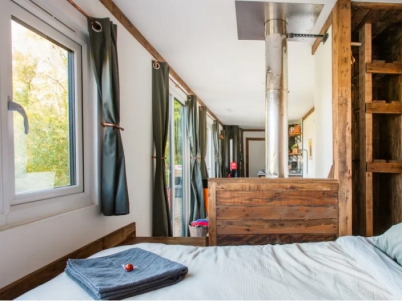Contenedor de envío convertido ubicado en una increíble pradera privada - Mucha luz en el dormitorio con cama doble.
