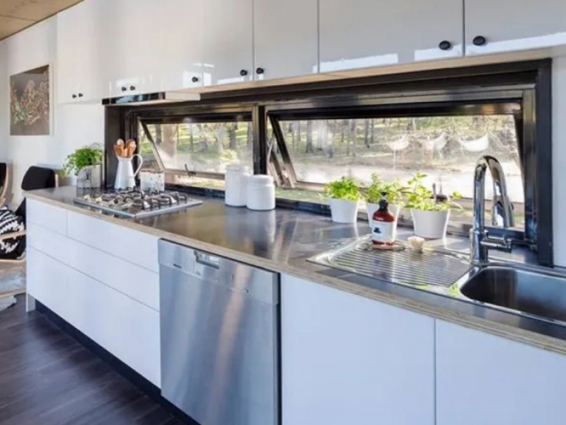 Casa contenedor con estilo por menos de 50.000 - La cocina moderna y completamente equipada.