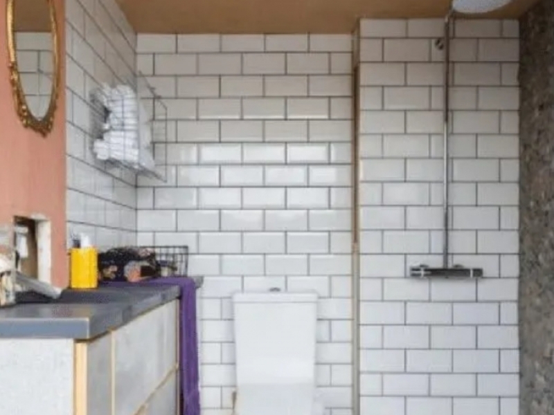 Casa flotante Mcmurdo Casa contenedor - Inglaterra - Azulejos, inodoro, lavabo y ducha en el baño.