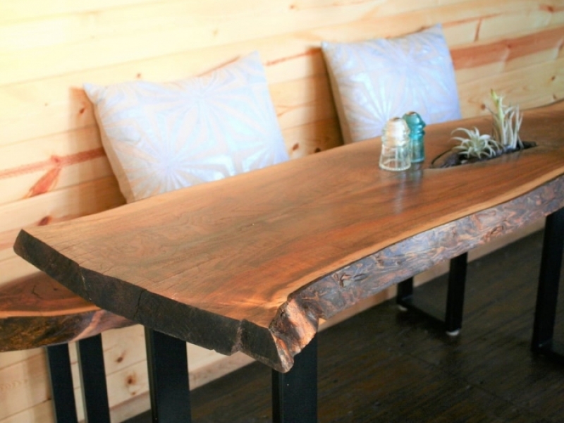 El Contenedor De Envío De Latas De Cobre Inicio - Rústica mesa con banca de madera e hierro.