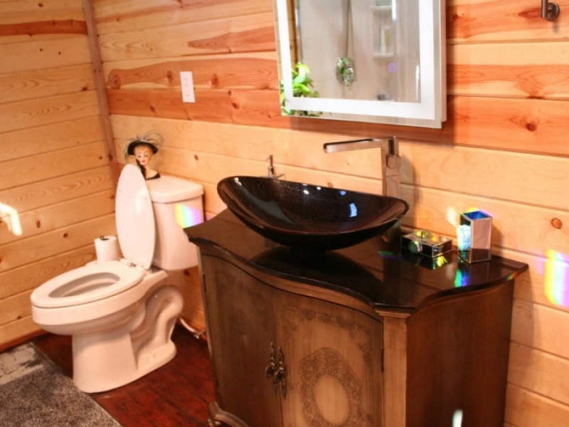 El Contenedor De Envío De Latas De Cobre Inicio - Las paredes del baño también están revestidas con madera.